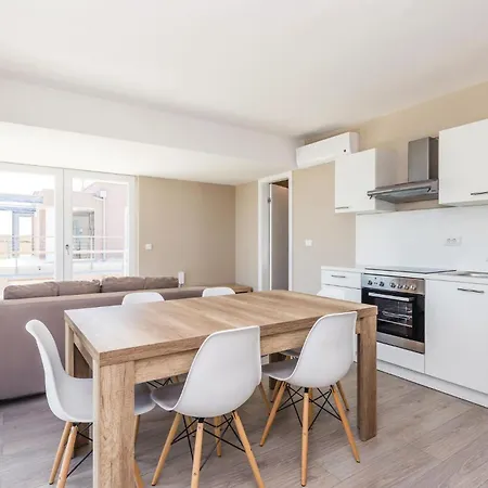 Cozy In With Kitchen Apartman